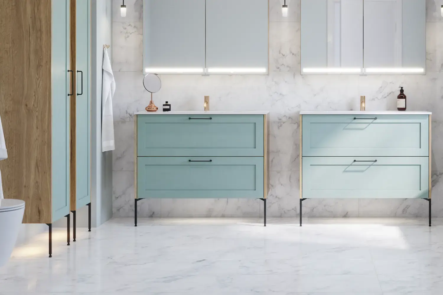 Stor baderomsinspirasjon med lys blå baderomsmøbler med lys tretopper, elegante speilskap, minimalistiske svarte ben og håndtak, dobbelt baderomssett og store hvite marmorfliser gir et klassisk, moderne og symmetrisk uttrykk