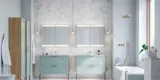 Stor baderomsinspirasjon med lys blå baderomsmøbler med lys tretopper, elegante speilskap, minimalistiske svarte ben og håndtak, dobbelt baderomssett og store hvite marmorfliser gir et klassisk, moderne og symmetrisk uttrykk