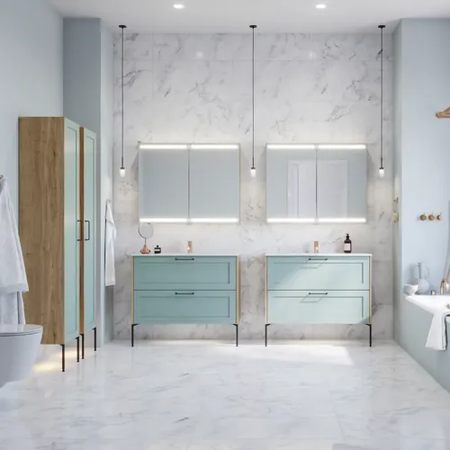 Stor baderomsinspirasjon med lys blå baderomsmøbler med lys tretopper, elegante speilskap, minimalistiske svarte ben og håndtak, dobbelt baderomssett og store hvite marmorfliser gir et klassisk, moderne og symmetrisk uttrykk