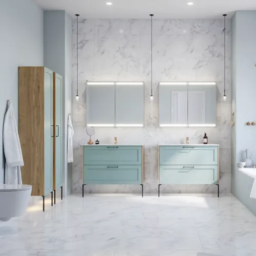 Stor baderomsinspirasjon med lys blå baderomsmøbler med lys tretopper, elegante speilskap, minimalistiske svarte ben og håndtak, dobbelt baderomssett og store hvite marmorfliser gir et klassisk, moderne og symmetrisk uttrykk