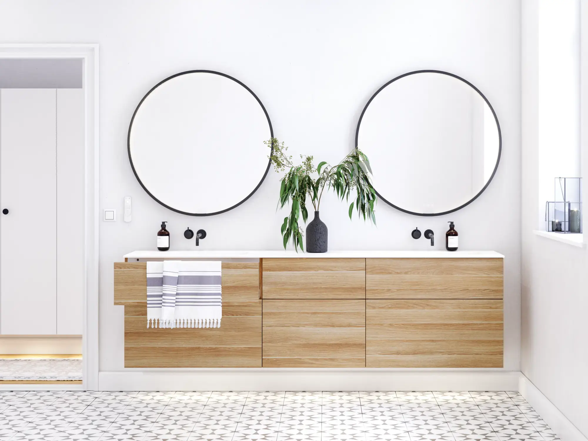 Nordisk bad i tre med flotte runde speil med sorte kanter og rikelig med oppbevaring i baderomsmøblene