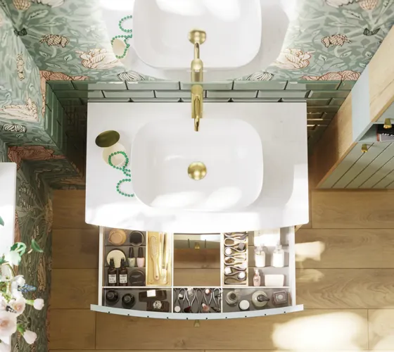 Baderomsinspirasjon med baderomsmøbler i grønn spesialfarge med sider i naturlig eik, elegante riller, stilfull benkeplate med romantisk oval bordstående servant, vakkert ovalt speil, gir sammen med blomstrete tapet et yndefullt, vintage retro uttrykk.