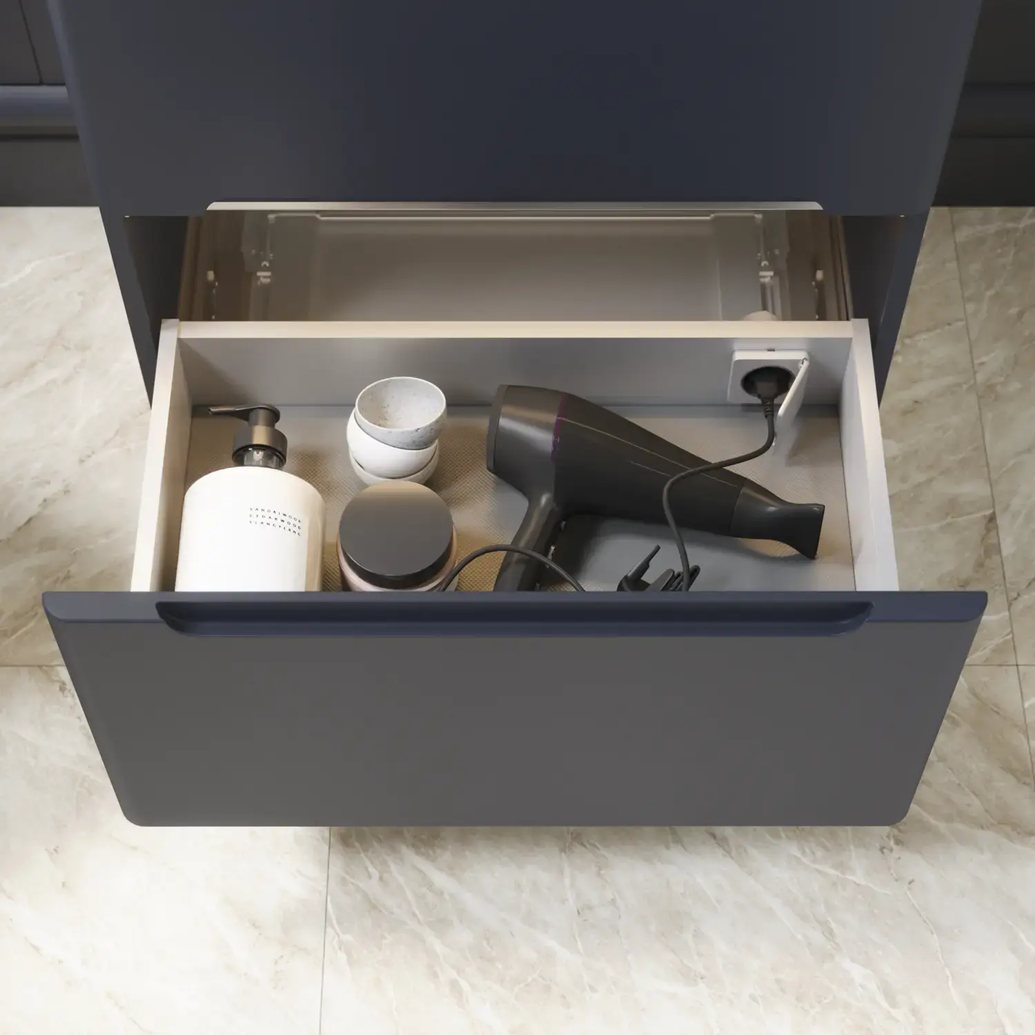 Baderomsinspirasjon med mørkeblå veggpaneler, romantisk blomstrete tapet, mørkeblå servantskap med myke former og et vakkert rundt speil med lys som skaper et vintage uttrykk