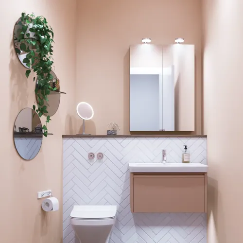 Lite baderomsinspirasjon med vaskeskap i spesialfarge med integrert grep, speilskap med lamper, dekorasjonsspeil med tonet glasshylle, hvite fiskebeinsfliser gir et stilrent og klassisk uttrykk.