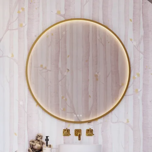 Inspirerende baderom med spesiallagde lilla skap med elegante riller, stilfull benkeplate og frittstående vask, stort speil med messingkant, fliser og vegger i lilla nyanser gir et romantisk og feminint preg