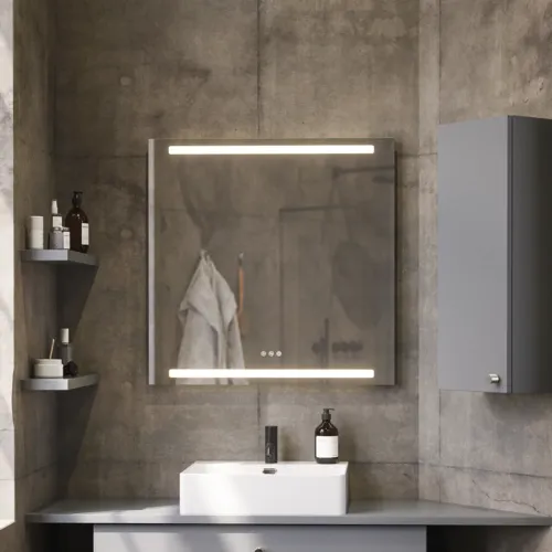 Baderomsinspirasjon med skråvegger, grå servantskap og overskap, spesialtilpassede benkeplater, moderne firkantet bordstående servant, firkantet speil med lys, rå betongvegger og gulv gir et urbant uttrykk