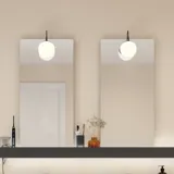 Inspirasjon til stort bad med møbler i brun eik med svarte rammer, dobbelvask og svart hylle, speil med avrundede hjørner, svart hjørnedusj med foldedører, hvite fliser og beige vegger for et moderne uttrykk