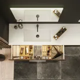 Stor baderomsinspirasjon med servantskap og trelameller i brun eik, frittstående badekar, og firkantede speil med lys, elegant dobbelservant gir et moderne og symmetrisk utseende