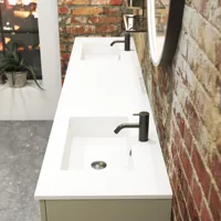Rått og moderne bad i urban stil. Flotte servantskap og runde speil med sorte kanter