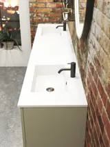 Rått og moderne bad i urban stil. Flotte servantskap og runde speil med sorte kanter