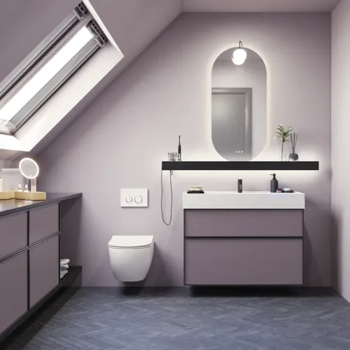 Baderom med skrå vegger inspirasjon, med baderomsmøbler i lilla med elegante rammefronter, flott oval speil med lampe, vakker og praktisk hylle, samt lilla malt vegg og grått fiskebeinsgulv som gir et elegant og moderne uttrykk.
