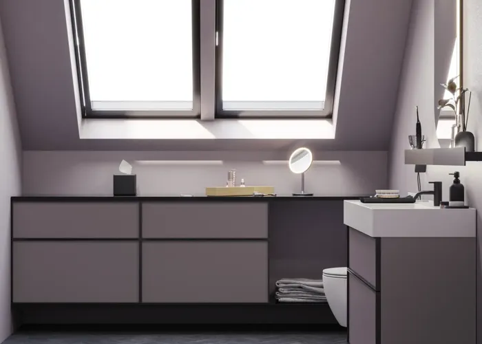Baderom med skrå vegger inspirasjon, med baderomsmøbler i lilla med elegante rammefronter, flott oval speil med lampe, vakker og praktisk hylle, samt lilla malt vegg og grått fiskebeinsgulv som gir et elegant og moderne uttrykk.