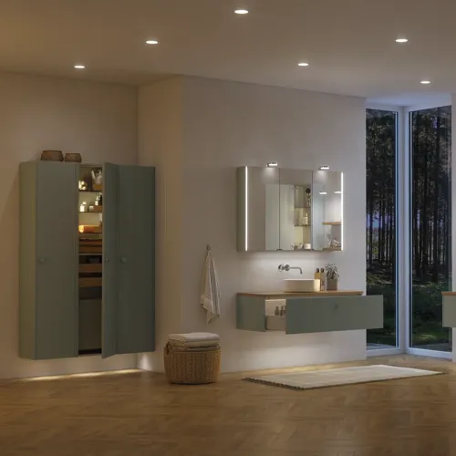 Stor baderomsinspirasjon i nordisk stil med baderomsmøbler i lys blå farge og trebenkeplate med elegant bordstående servant, fiskebensgulv i tre som skaper en lys og klassisk stil