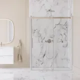 Stor baderomsinspirasjon med stor luksuriøs dusjkabinett med skyvedør, hvite baderomsmøbler, store moderne fliser og lange gardiner for et klassisk og romantisk uttrykk