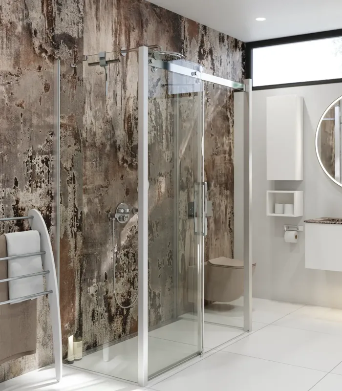 Baderomsinspirasjon med luksuriøst dusjkabinett med skyvedør, hvite baderomsmøbler og en rå vegg som gir badet en rå og urban følelse
