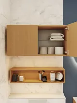 Lite stilfullt baderom med mørkeblå vegger, myke gule baderomsmøbler med riller, og elegant rundt speil med lampe