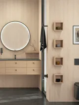 Stilfullt baderom i skandinavisk og japandi stil med lyse trevegger, rundt speil og minimalistiske baderomsmøbler