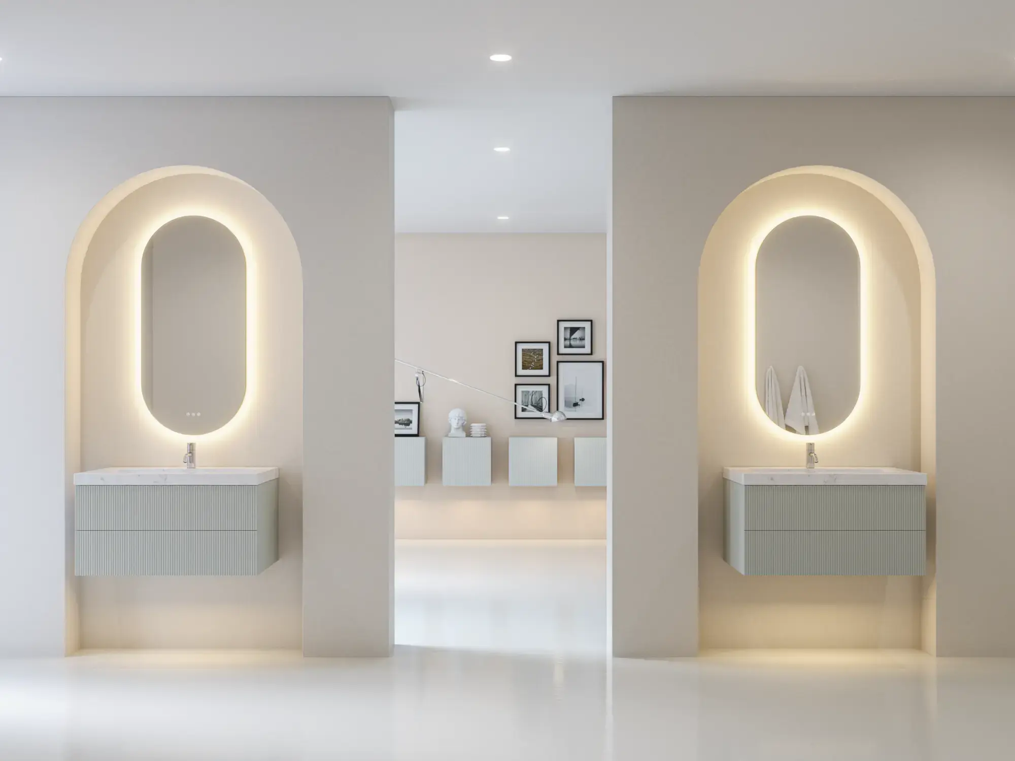 Stilfull og moderne baderomsinspirasjon med ovale speil med lysstyring, steinvasker og servantskap med fine og elegante riller i en minimalistisk design, badet har en lys og luftig atmosfære med elegant belysning og raffinerte detaljer