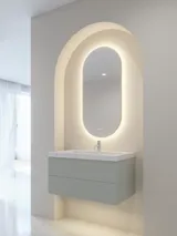 Stilfull og moderne baderomsinspirasjon med ovale speil med lysstyring, steinvasker og servantskap med fine og elegante riller i en minimalistisk design, badet har en lys og luftig atmosfære med elegant belysning og raffinerte detaljer