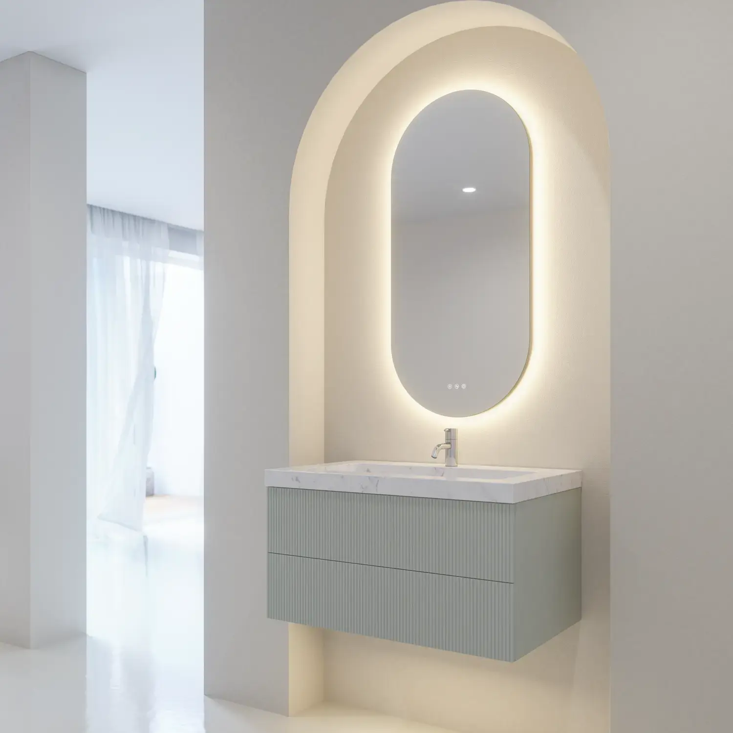 Stilfull og moderne baderomsinspirasjon med ovale speil med lysstyring, steinvasker og servantskap med fine og elegante riller i en minimalistisk design, badet har en lys og luftig atmosfære med elegant belysning og raffinerte detaljer