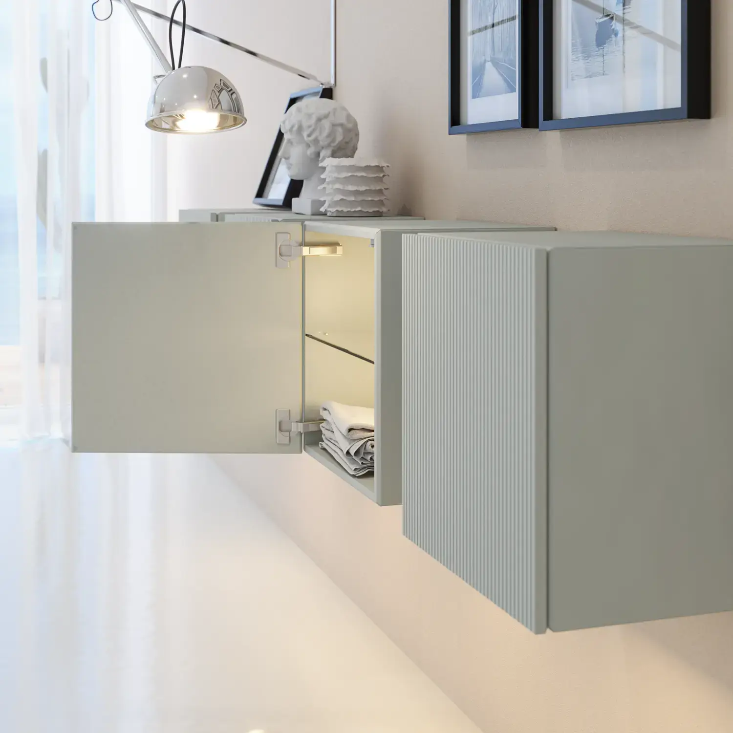 Stilfull og moderne baderomsinspirasjon med ovale speil med lysstyring, steinvasker og servantskap med fine og elegante riller i en minimalistisk design, badet har en lys og luftig atmosfære med elegant belysning og raffinerte detaljer