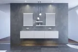 Stor og moderne minimalistisk baderomsinspirasjon med dobbeltvask, firkantede speil med lysstyring, stilige pendler, store grå fliser, og et romslig design med mye naturlig lys