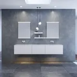 Stor og moderne minimalistisk baderomsinspirasjon med dobbeltvask, firkantede speil med lysstyring, stilige pendler, store grå fliser, og et romslig design med mye naturlig lys