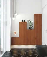 Moderne og stilfull baderomsinspirasjon med ovalt speil med svart ramme og lysstyring, farget toalett, servantskap, underskap og skap i rødbrun eik, Silestone servant og matchende gulv
