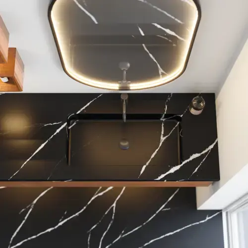 Moderne og stilfull baderomsinspirasjon med ovalt speil med svart ramme og lysstyring, farget toalett, servantskap, underskap og skap i rødbrun eik, Silestone servant og matchende gulv