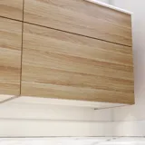 Nordisk bad i tre med flotte runde speil med sorte kanter og rikelig med oppbevaring i baderomsmøblene