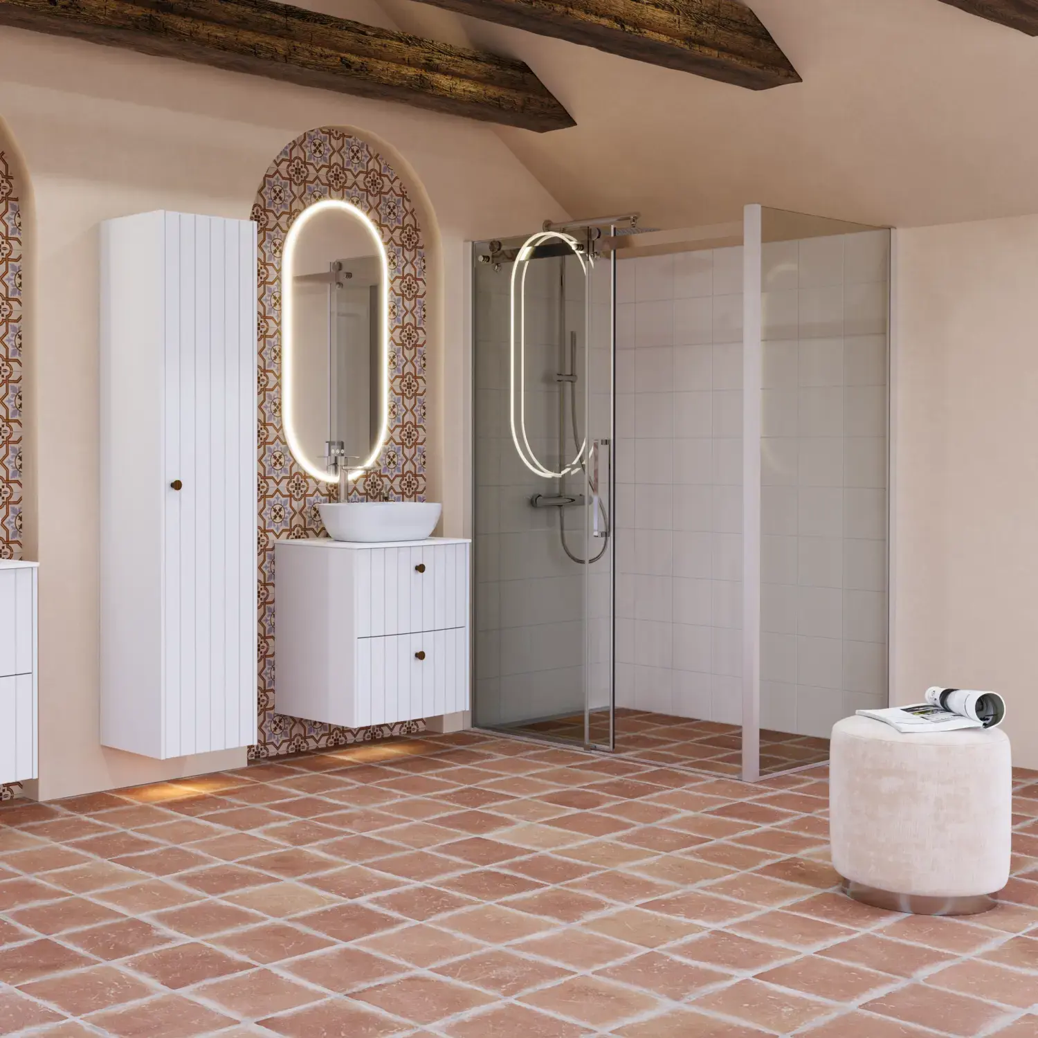 Stor baderomsinspirasjon med hvite møbler med riller, elegante benkeplater og bordstående servanter, ovale speil med lys, synlige bjelker og mønstrede fliser gir et vintage og stilfullt uttrykk