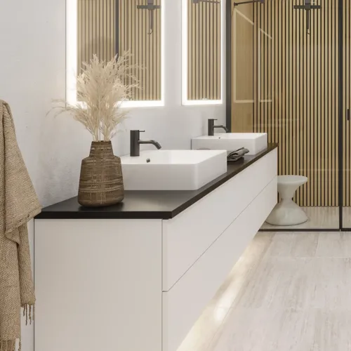 Stort baderomsinspirasjon i moderne og minimalistisk stil med hvite baderomsmøbler og elegant sort benkeplate med firkantede frittstående vasker, estetiske og praktiske innebygde speilskap med lysramme samt walk-in dusj