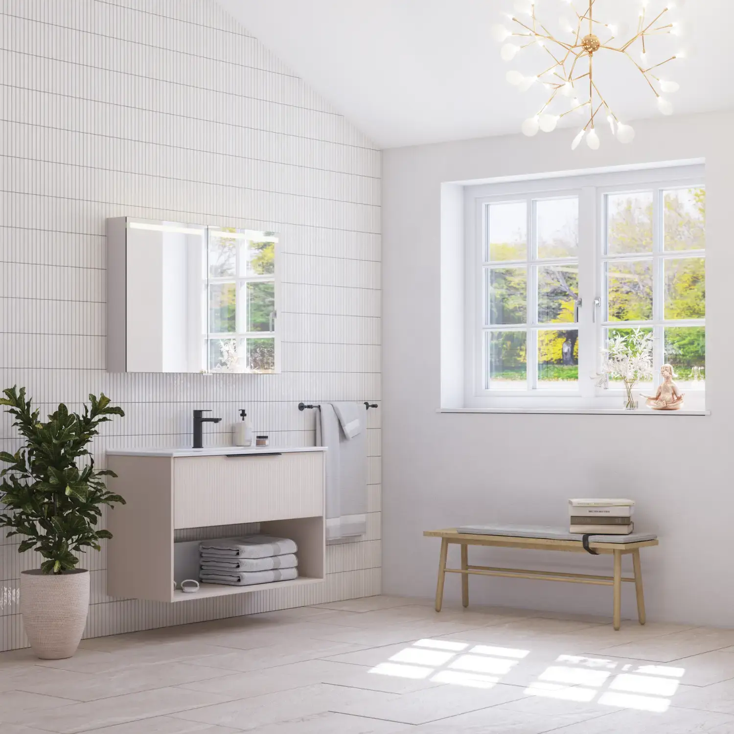 Stor baderomsinspirasjon med små avlange fliser, feminin lysekrone, elegant servantskap og høyskap i lys beige med vakre smale striper, svarte moderne avlange håndtak og stilig speilskap med lys for å skape en romantisk atmosfære.