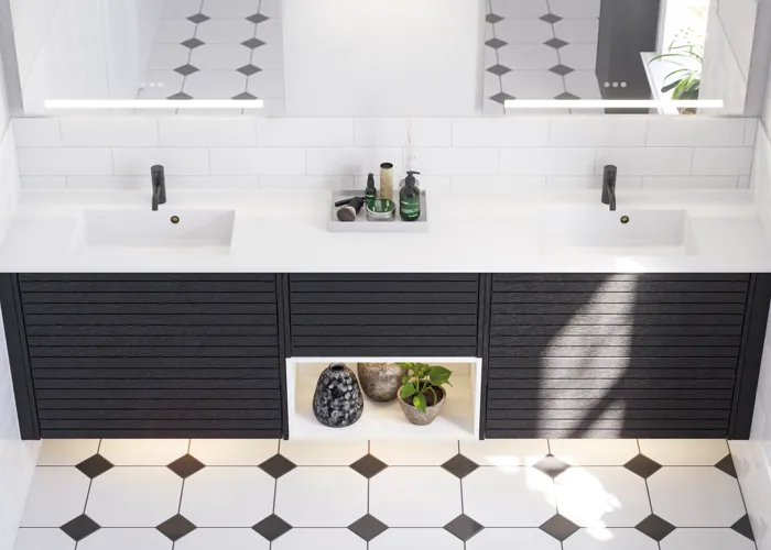 Stort baderomsinspirasjon med baderomsmøbler i noir eik med elegante lameller, stilfull dobbel servant, firkantede speil, hvite fliser med geometrisk mønster gir et lyst, symmetrisk og klassisk uttrykk.