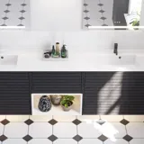 Stort baderomsinspirasjon med baderomsmøbler i noir eik med elegante lameller, stilfull dobbel servant, firkantede speil, hvite fliser med geometrisk mønster gir et lyst, symmetrisk og klassisk uttrykk.
