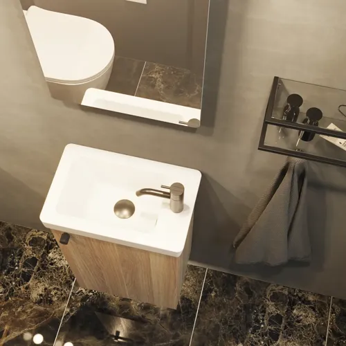 Stilren og minimalistisk baderomsinspirasjon med mikro servant og lite servantskap, firkantet speil med avrundede hjørner og lampe, samt elegant speilskap.