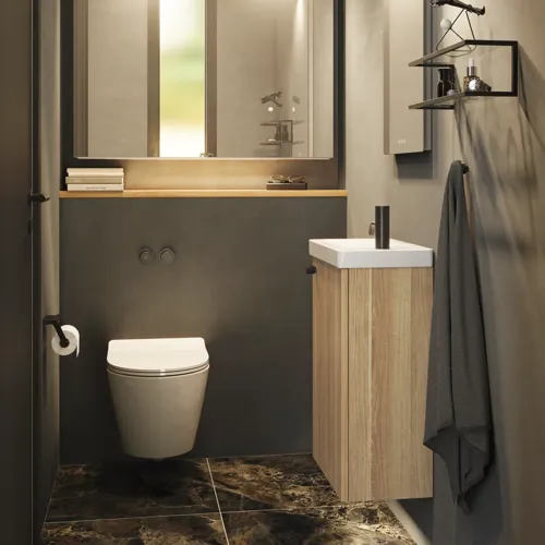 Stilren og minimalistisk baderomsinspirasjon med mikro servant og lite servantskap, firkantet speil med avrundede hjørner og lampe, samt elegant speilskap.