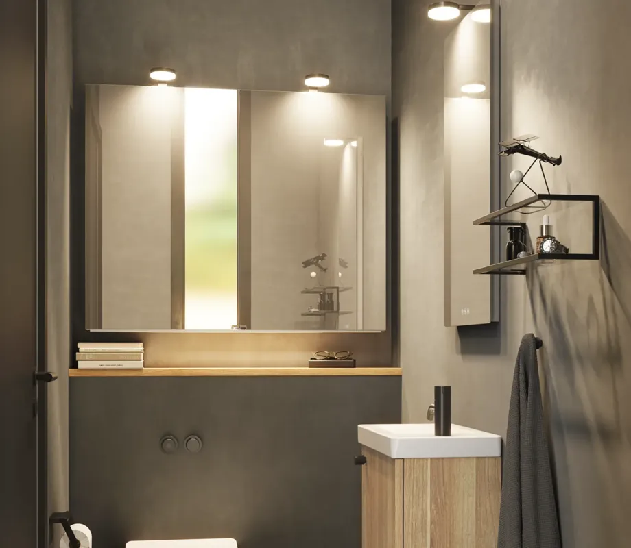 Stilren og minimalistisk baderomsinspirasjon med mikro servant og lite servantskap, firkantet speil med avrundede hjørner og lampe, samt elegant speilskap.
