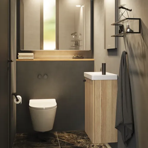Stilren og minimalistisk baderomsinspirasjon med mikro servant og lite servantskap, firkantet speil med avrundede hjørner og lampe, samt elegant speilskap.