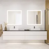 Stort baderomsinspirasjon i moderne og minimalistisk stil med hvite baderomsmøbler og elegant sort benkeplate med firkantede frittstående vasker, estetiske og praktiske innebygde speilskap med lysramme samt walk-in dusj