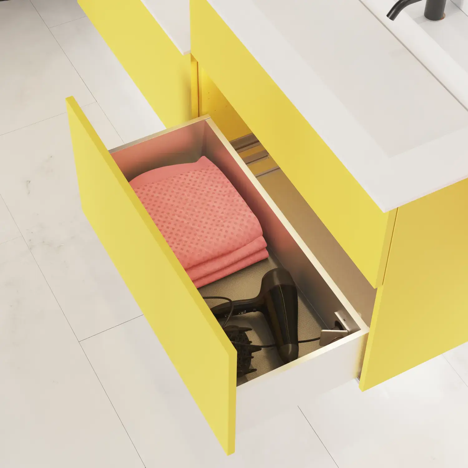 Stort baderomsinspirasjon med gult servantskap med elegant hvit vask og benkeplate, stilfull svart hylle og vakkert rundt speil med hvit kant, hvite marmorvegger og gulv samt små svarte fliser gir et moderne og urbant uttrykk.