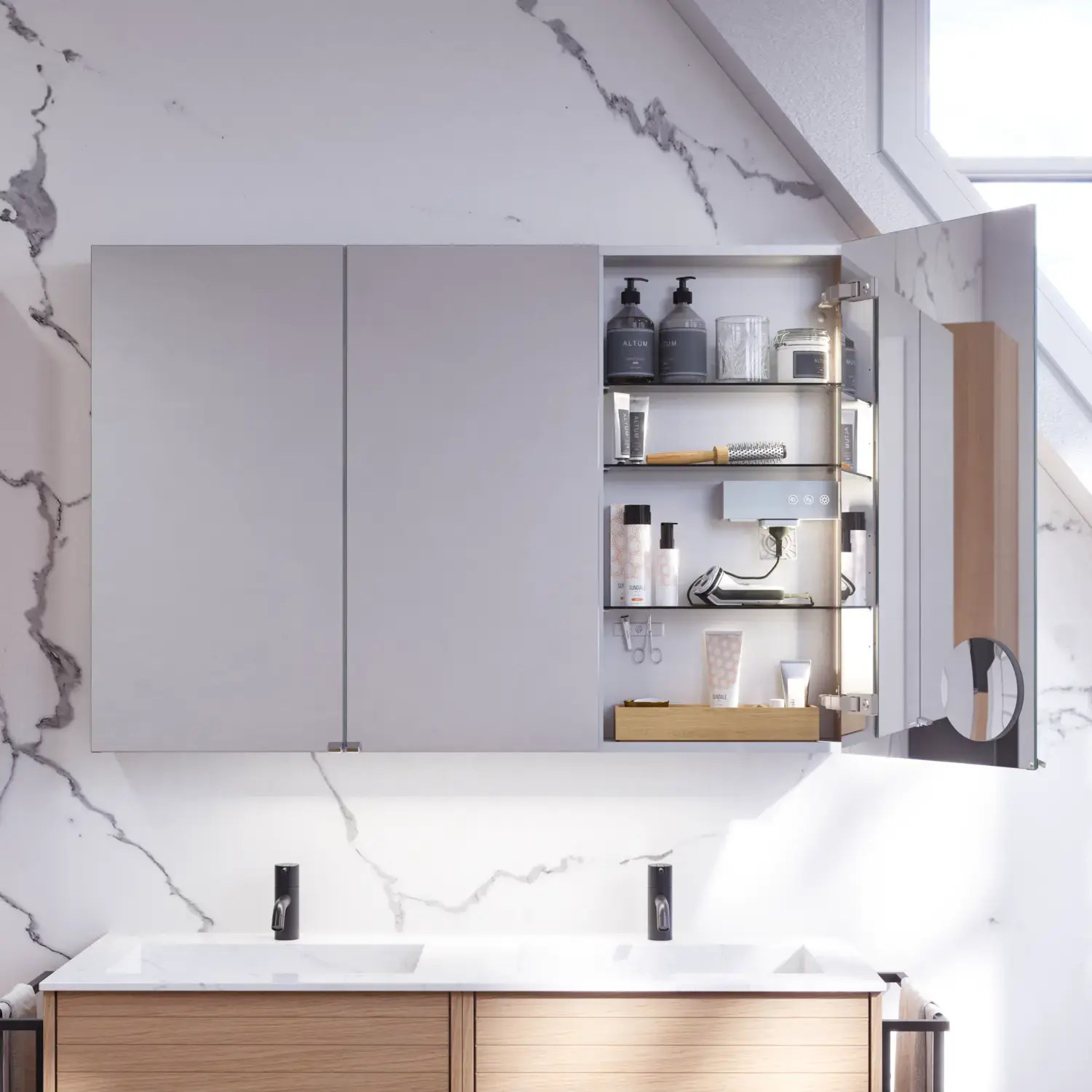 Baderomsinspirasjon med vaskeskap samt overskap i lys eik med lameller, elegant dobbel servant, vakkert speilskap med lys, fiskebensgulv i lyst tre og hvit marmorvegg gir et klassisk, lyst og stilrent uttrykk.