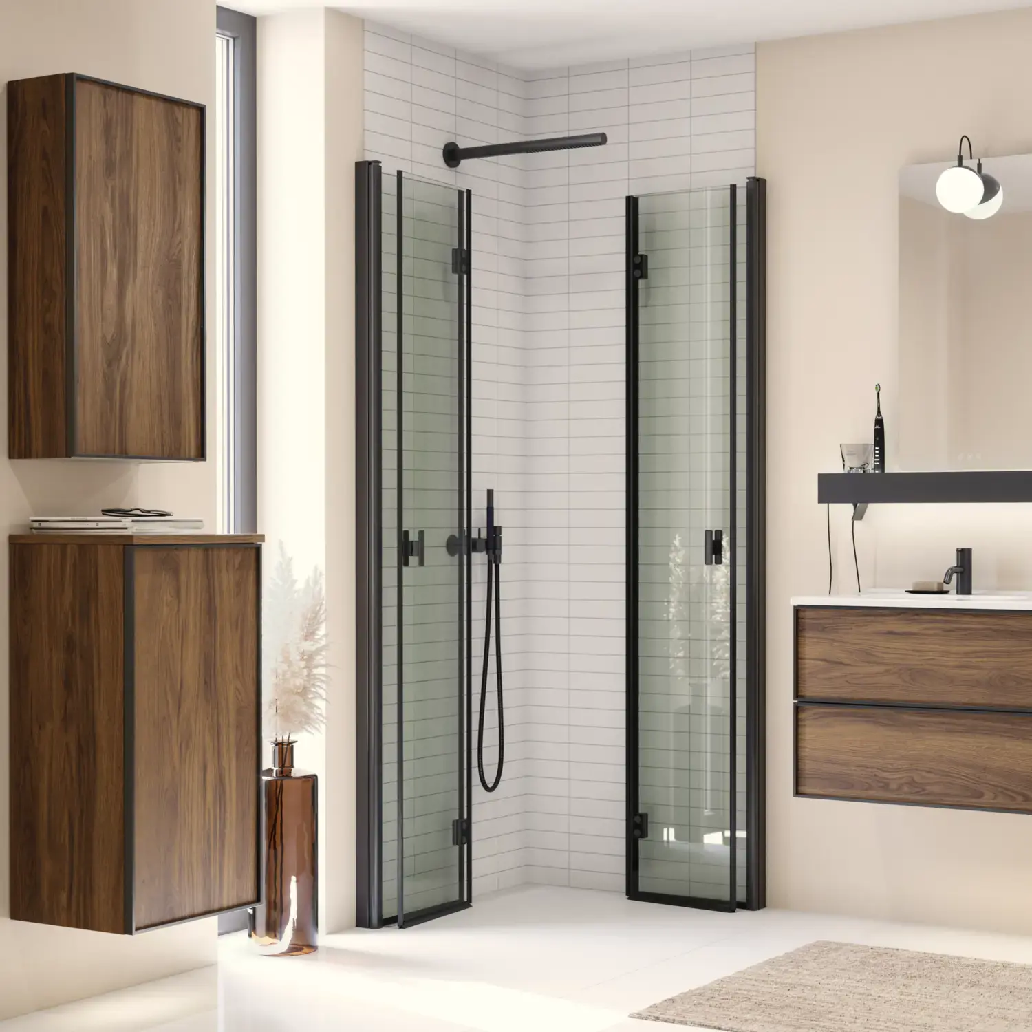 Inspirasjon til stort bad med møbler i brun eik med svarte rammer, dobbelvask og svart hylle, speil med avrundede hjørner, svart hjørnedusj med foldedører, hvite fliser og beige vegger for et moderne uttrykk