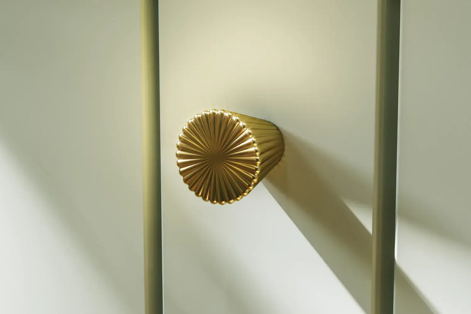 Baderomsinspirasjon med baderomsmøbler i grønn spesialfarge med sider i naturlig eik, elegante riller, stilfull benkeplate med romantisk oval bordstående servant, vakkert ovalt speil, gir sammen med blomstrete tapet et yndefullt, vintage retro uttrykk.