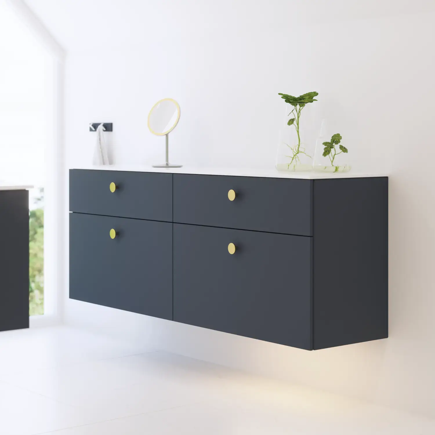 Elegant og moderne baderomsinspirasjon med skråtak, vegghengte blå servantskap og underskap, rund servant med messingarmatur, opplyst speil og naturlig lysinnfall