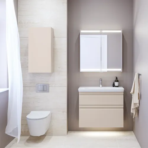 Liten baderomsinspirasjon med servantskap og overskap over toalett i beige spesialfarge, elegant speilskap med integrert lys, de lyse fargene og hvite gardinet skaper en romantisk og feminin atmosfære.