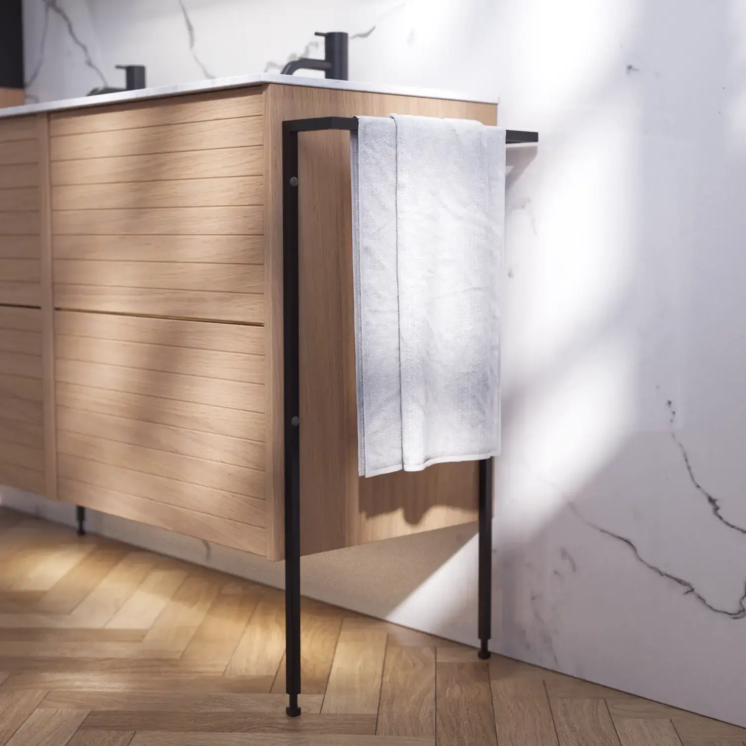 Baderomsinspirasjon med vaskeskap samt overskap i lys eik med lameller, elegant dobbel servant, vakkert speilskap med lys, fiskebensgulv i lyst tre og hvit marmorvegg gir et klassisk, lyst og stilrent uttrykk.