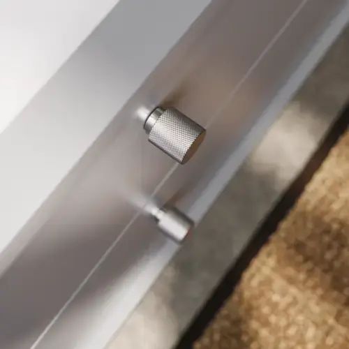 Baderomsinspirasjon med skråvegger, grå servantskap og overskap, spesialtilpassede benkeplater, moderne firkantet bordstående servant, firkantet speil med lys, rå betongvegger og gulv gir et urbant uttrykk