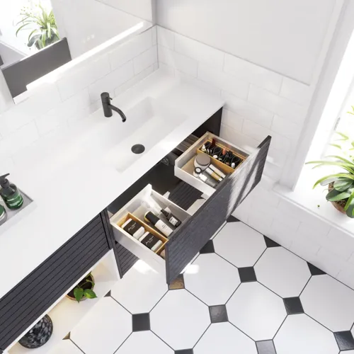 Stort baderomsinspirasjon med baderomsmøbler i noir eik med elegante lameller, stilfull dobbel servant, firkantede speil, hvite fliser med geometrisk mønster gir et lyst, symmetrisk og klassisk uttrykk.