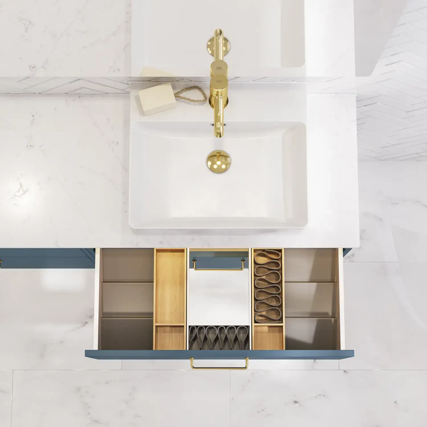 Baderomsinspirasjon med baderomsmøbler i moderne blå farge, elegant bordstående vask og stort firkantet speil med lys, hvite fiskebensfliser gir et stilfullt og klassisk uttrykk